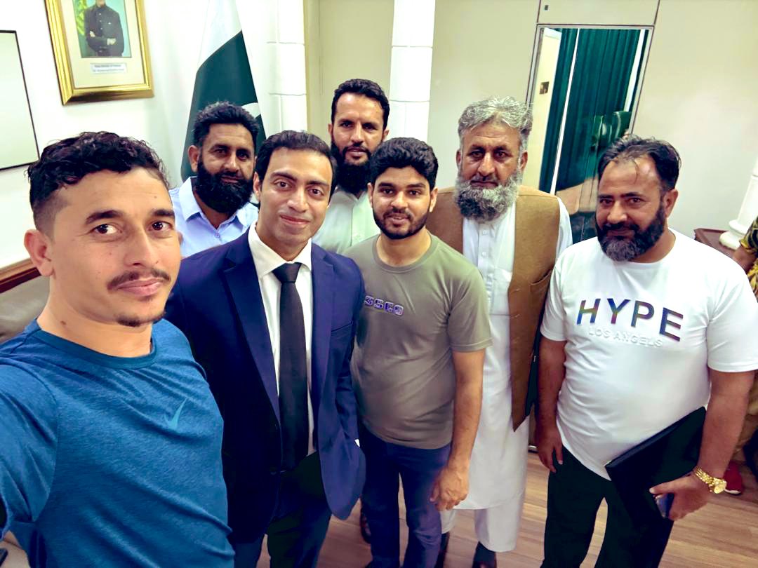 Hamza_565's tweet photo. MY FAN MOMENT WITH OUR HEROES 🤩 Their selflessness inspires us all to serve humanity better. Proud of you, Pakistan's true heroes!🙏 

https://t.co/xwItQFo13X

https://t.co/ricBFCCJOf

https://t.co/Dao9u94eXX

#pakistaniheroes
@mophrd 
@opf_pk 
@ForeignOfficePk 
@PakinMalaysia_ https://t.co/xnVkqqIEJ1