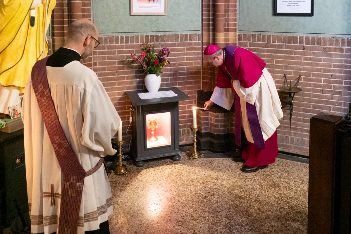 Carlo Acutis reliek: bisschop voor zegening in Lisse. Op donderdagavond 10 april zegende bisschop Van den Hende in Lisse in de  H. Agathakerk de plaats waar voortaan een reliek van Carlo Acutis wordt  vereerd. bisdomrotterdam.nl/nieuws/inspira…