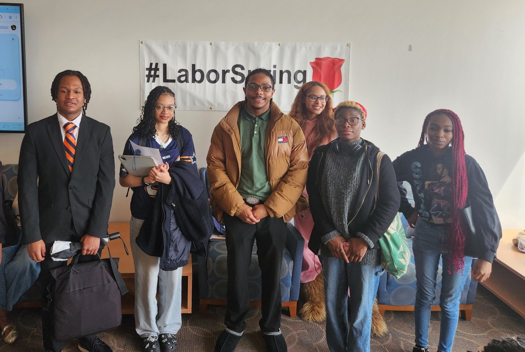 GeorgetownKILWP's tweet photo. On 4/3, WGST at Morgan State University hosted their first #laborspring event: "Big Wheel Keep on Turnin': Black Labor in Africa and the Diaspora." Artist Darlene Taylor spoke on Black women's narratives through fabric and craft work.

#hbcu #morganstate #union #blacklabor https://t.co/Mb5Ab6Ytbm