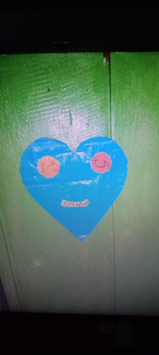 Ingat tidak... Ini buatan siswa. Kamu bilang kamu temukan di motormu. Dan sempat kamu tempel di dinding kamarmu. Aku pikir, akan melihatnya suatu hari nanti. Nyatanya, aku harus menghapus semua kenangannya. Jangankan melihatnya langsung, fotonya saja hsrus kuhapus sekarang.