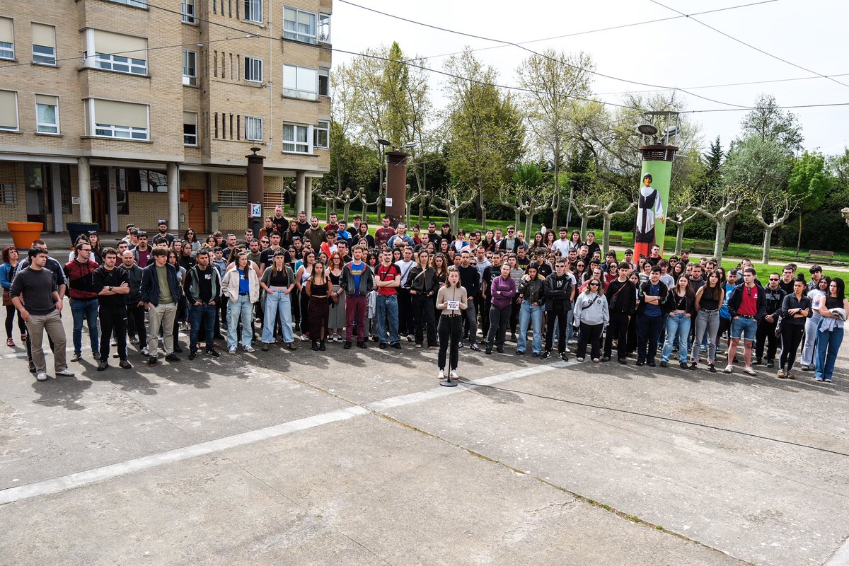 ernaigazte's tweet photo. Gaurkoan Berriozarren batu gara, azken asteetan, Ernairen aurka martxan jarritako operazioa salatzeko.

Askatasunaren eta konponbidearen aurka emandako eraso larri hau salatzeko, aurrera urrats bat emango dugu Apirilaren 17an.

✊🏻Batu mobilizaziora! https://t.co/4KQASjHNAT
