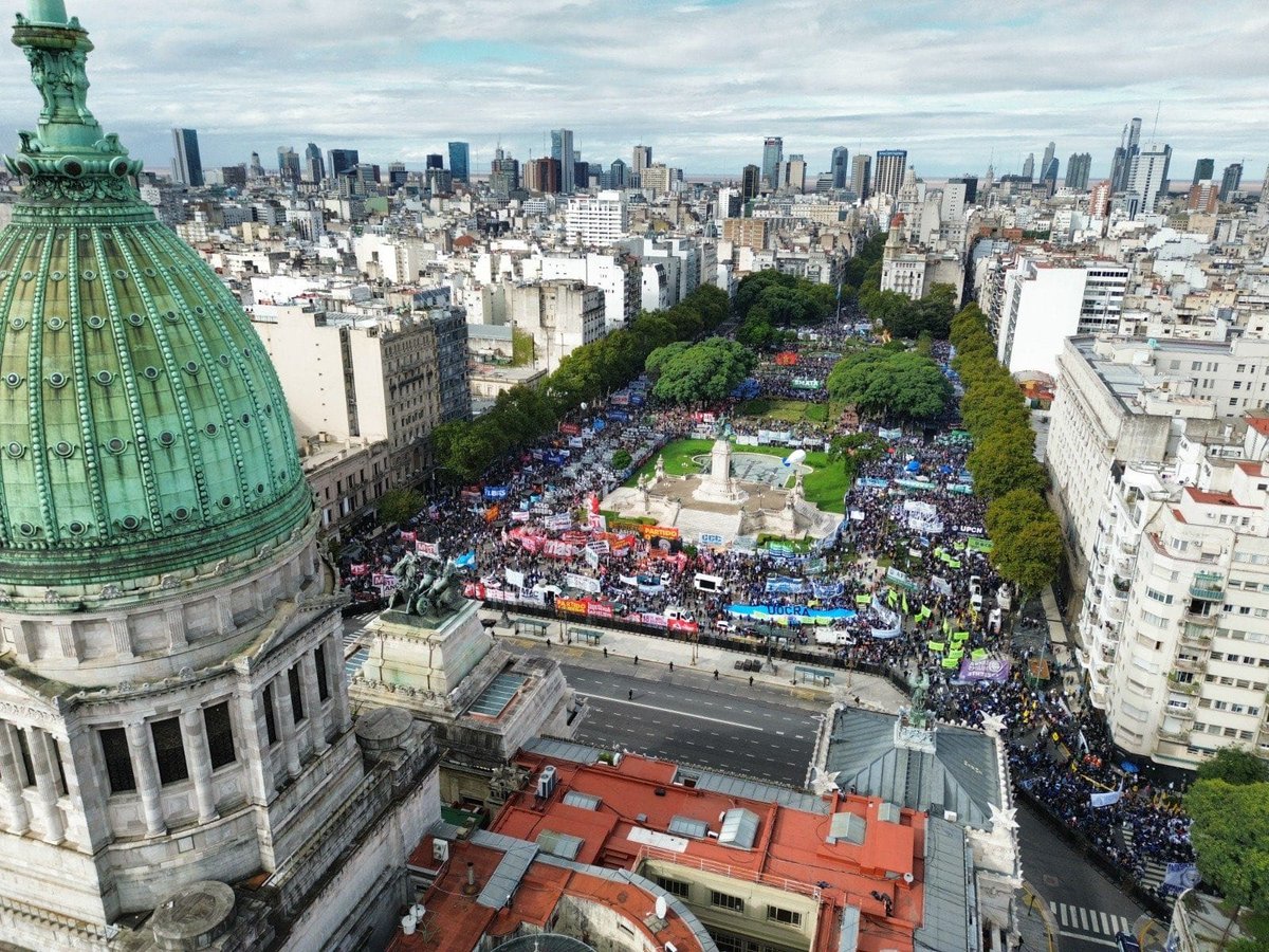 Con una enorme movilización hacia el Congreso, las CTA y CGT reclamaron contra las políticas del gobierno de Javier Milei que golpean fuertemente al pueblo trabajador, en especial a jubiladxs, personas con discapacidad, mujeres e infancias.

Nota: 
bit.ly/3EtOcmO