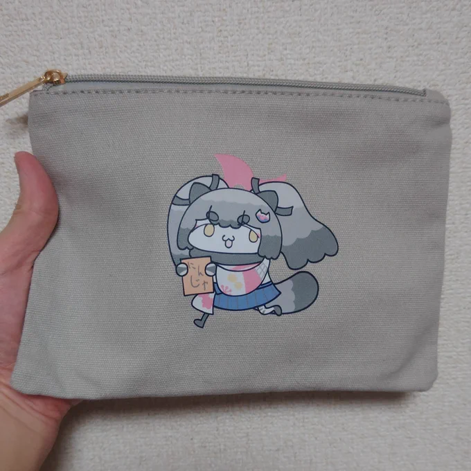 また新規グッズが届きました。にぇっとしたポーチです。 
