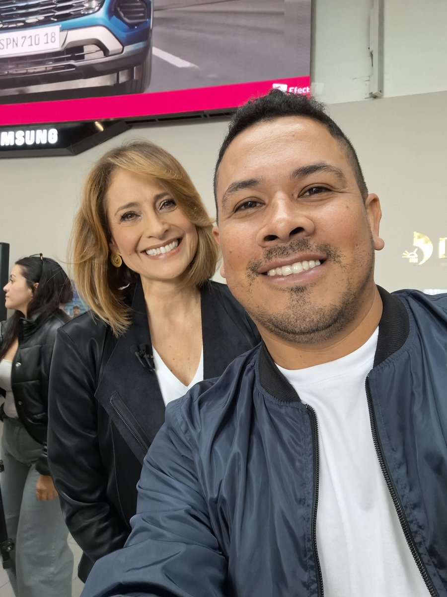 FernandoCovaled's tweet photo. -Fue emocionante llegar a #Colombia y tener la oportunidad de ver a @MaluPeriodista trabajando y a la misma vez siendo una de las mejores embajadoras que puede tener la sociedad colombiana✨️ https://t.co/fUtRI3Dqve