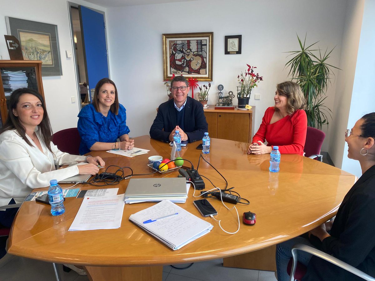 Fesormu (@fesormu) on Twitter photo Hoy nos recibían desde gerencia del Servicio Murciano de Salud <a href="/Murciasalud/">Murciasalud</a> , <a href="/IsabelAyalaVig/">Isabel Ayala</a> y de Atención Hospitalaria, Irene Marín
En este encuentro la FESORMU ha puesto de manifiesto las dificultades y barreras de las personas sordas en los servicios sanitarios. Hoy nos recibían desde gerencia del Servicio Murciano de Salud <a href="/Murciasalud/">Murciasalud</a> , <a href="/IsabelAyalaVig/">Isabel Ayala</a> y de Atención Hospitalaria, Irene Marín
En este encuentro la FESORMU ha puesto de manifiesto las dificultades y barreras de las personas sordas en los servicios sanitarios.