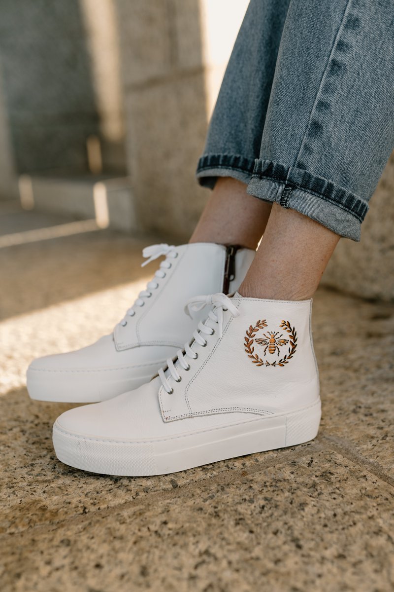 GO OUT WHITE/QUEEN BEE 
This brand-new kick-ass sneaker is everything!
The Go Out features a laser bee detail backed by an orange/gold foil!!
Shop online: blubetty.co.za/product/go-out…

#BluBettySA #GoOutWhiteQueenBee #HighTopSneaker #Kicks #HighTops #PlatformHighTops #SneakerAddict