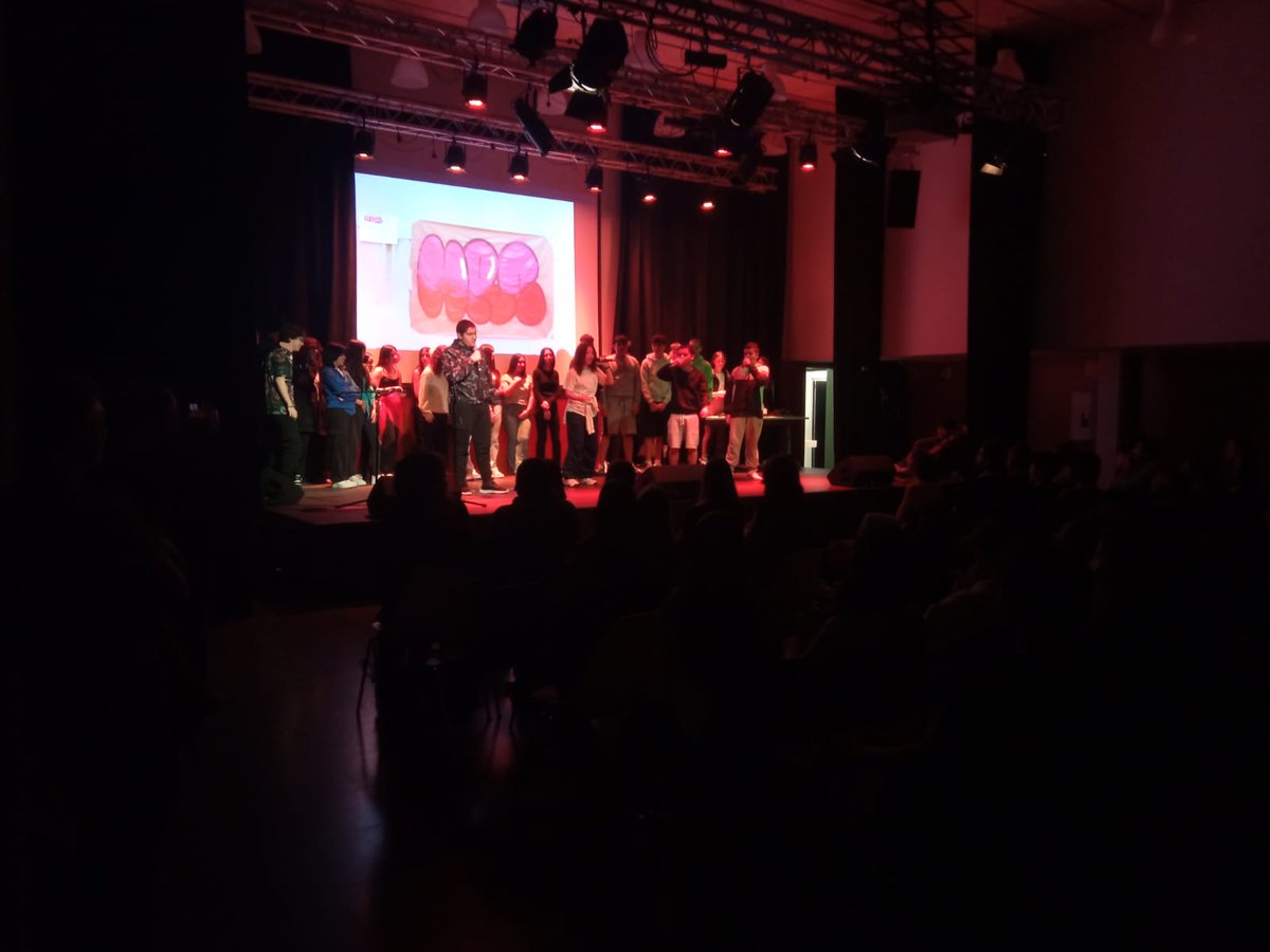 Aquest matí hem gaudit de la mostra final de l'#Improversem, els tallers de #rap i #glosa, #garrotín, en què han participat 5 instituts.  
Perquè improvisar en l'educació també mola!
Del grafiti a la rumba passant pel DJ, i tot ballant break, diem fins l'any que ve! #ELICCEB
