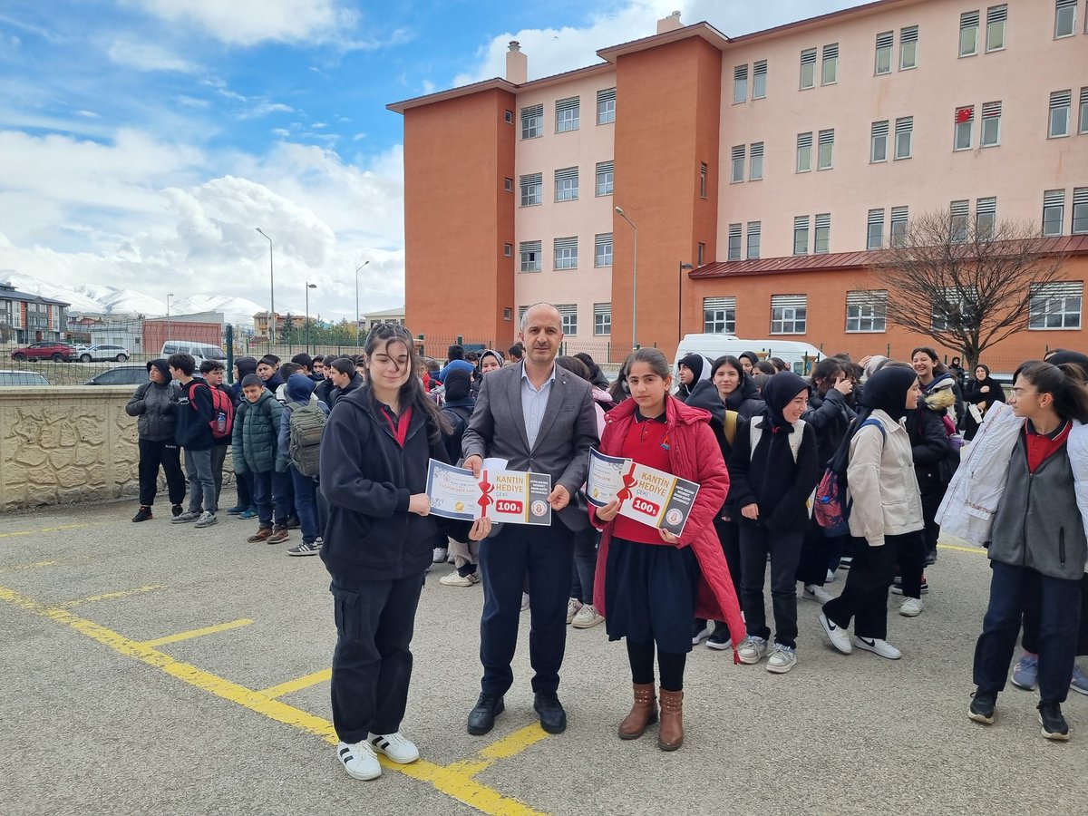 Mart ayı kitap okuma yarışması birincilerine Okul Müdürümüz Muhammet Emin Çomaklı ödüllerini verdi. Ogrencilerimizi başarılarından dolayı tebrik ediyoruz.