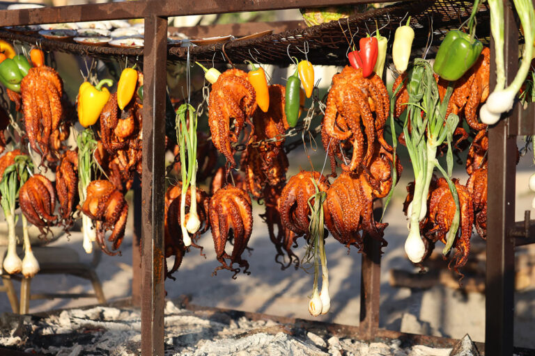 FoodandTravelMX's tweet photo. 🔥 Cortes premium, parrilleros top y el mar de fondo: así fue el Vallarta BBQ Experience en @VelasVallarta .
Una celebración para los amantes del fuego que ya queremos repetir.
Entérate de todo 👉 https://t.co/6zCJHTU5YW
#velasvallarta #myvelasexperience #culinarycollection #vallartabbqexperience