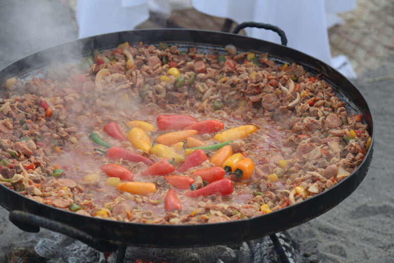 FoodandTravelMX's tweet photo. 🔥 Cortes premium, parrilleros top y el mar de fondo: así fue el Vallarta BBQ Experience en @VelasVallarta .
Una celebración para los amantes del fuego que ya queremos repetir.
Entérate de todo 👉 https://t.co/6zCJHTU5YW
#velasvallarta #myvelasexperience #culinarycollection #vallartabbqexperience