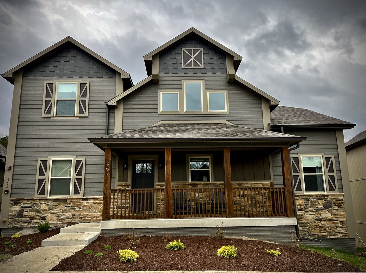 LisaW365's tweet image. Landscaping updated for our side by side vacation homes in the Ozarks. #grateful #vacationrentals #str #branson