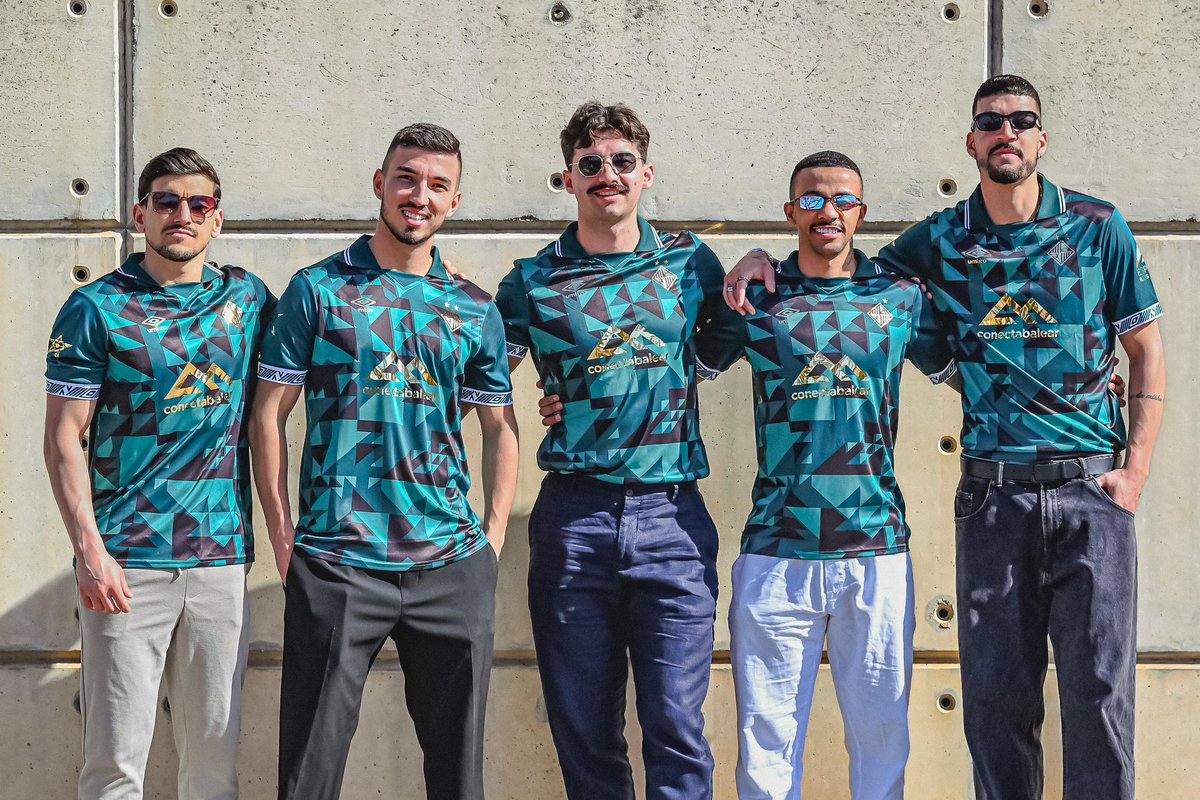 PalmaFutsal's tweet photo. 🇪🇺 Un doble campeón de Europa que jugará su tercera Final Four de la @UEFAFutsal merece una camiseta especial de edición limitada

😎 Nuestros chicos se han puesto guapos para lucir la camiseta de paseo que llevaremos a Le Mans

🤔 ¿Quieres tener una?

⏳ Muy pronto sabrás como conseguirla…

#CamisetaespecialUEFAFutsal