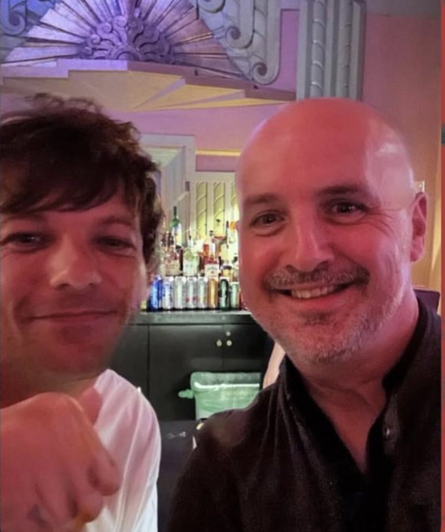 📸 LINDO! Louis com um fã no show do Stereophonics em LA, no dia 08.04

Via benbarr16