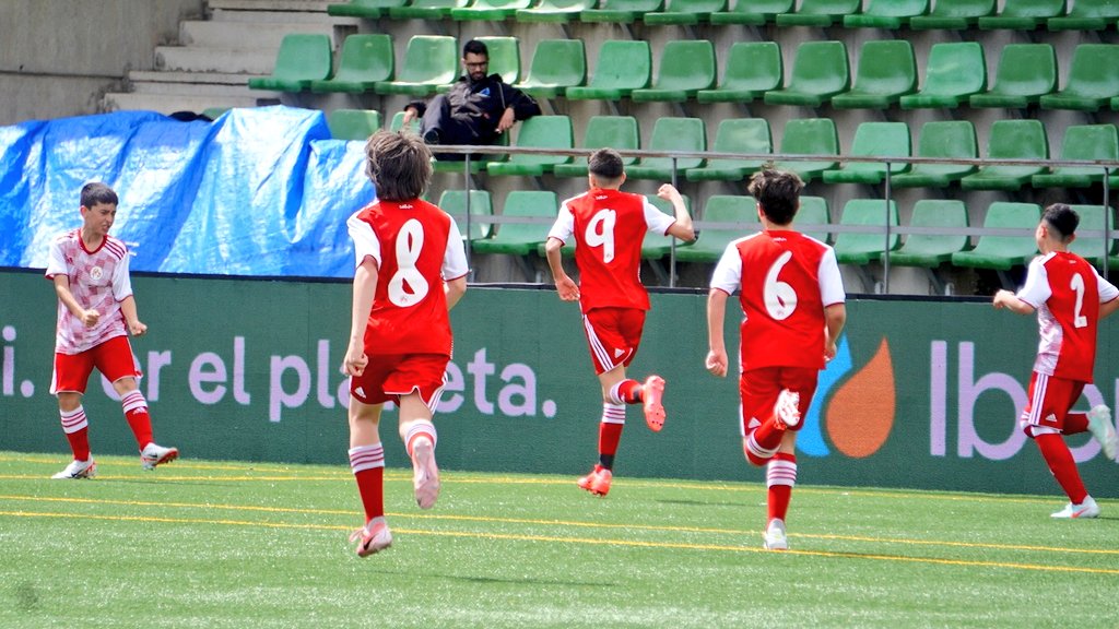 ⚽️ En juego ⚽️
<a href="/FCyLF/">RFCYLF</a> 2 - 0 <a href="/futbolaragon/">Real Federación Aragonesa Fútbol</a> Sub12  🏆 Primer partido Nacional 🇪🇸 Fútbol 8 Masculino 

 Gooooool de Óscar  🔴⚪️ Nuevo tanto de #CYL en el minuto 10 y para tomar ventaja provisional en el marcador 💪