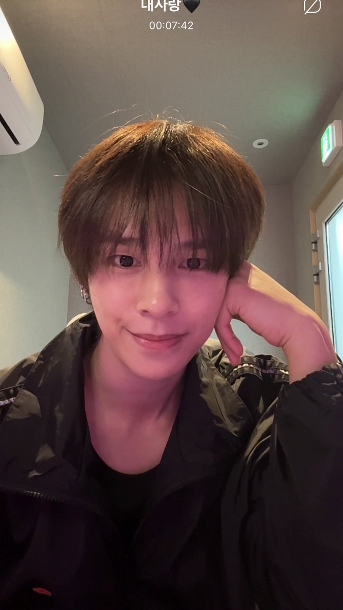 갈발하고 인상순해졌냐고
살짝순해졋띠 :3
이러고 쳐다보는데 님은 원래순하게생겻어요