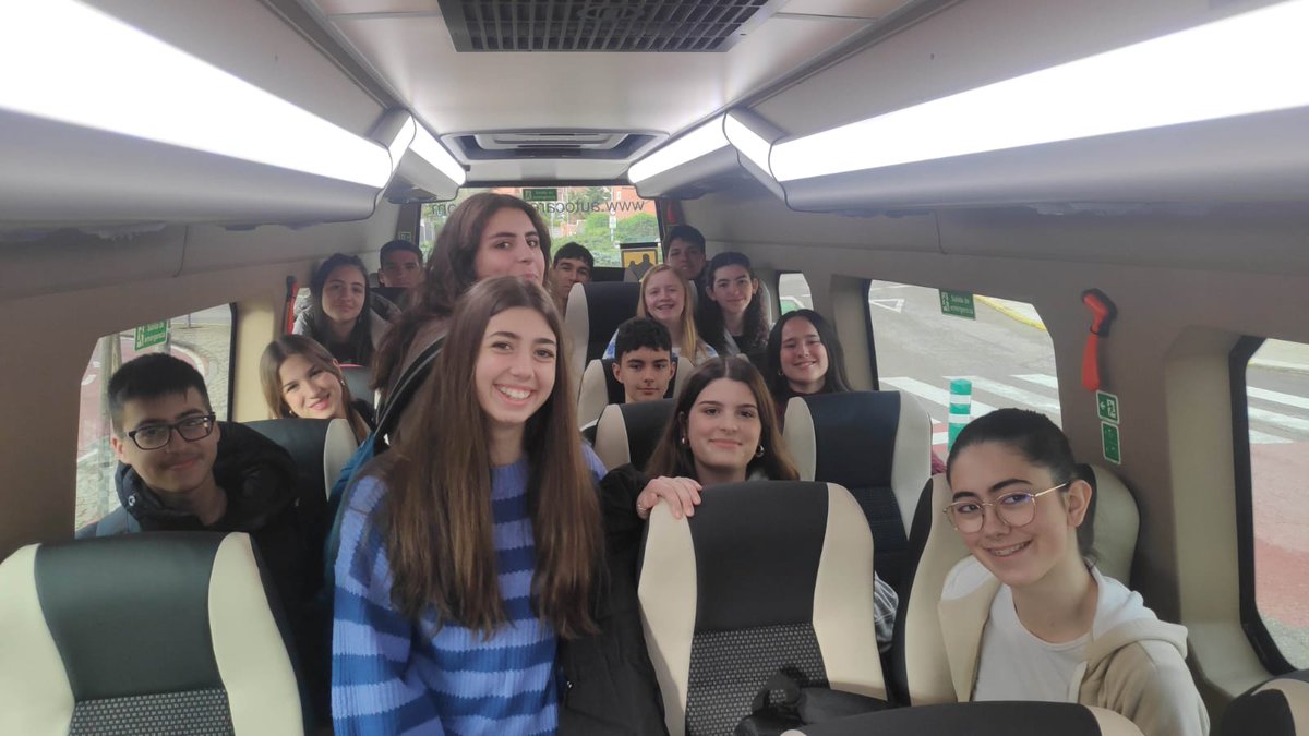 El sábado pasado se despidieron los alumnos y profesoras griegas q nos han visitado dentro del proyecto Erasmus del centro. El último día se les dio su certificado y un obsequio aportado por el Ayto de Cabanillas del Campo