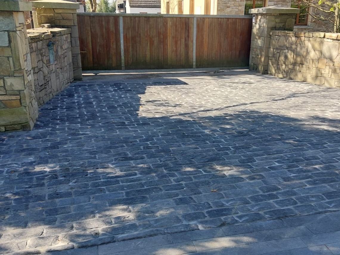 roadstoneLtd's tweet photo. Our new Belgard Cobble Paving is designed to replicate the classic look of traditional cobblestones- adding character and elegance to driveways, patios, and walkways. Get a quote today https://t.co/EeV4O0SdUR #Paving #outdoorliving #Cobble #jointingcompound https://t.co/LiD0LPC3pO