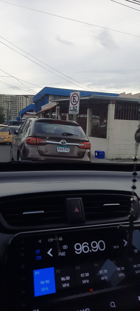 DaniDanit03's tweet photo. @ATTTPanama Ni con señal respetan... felizmente estacionado. https://t.co/h1wFym6MUq