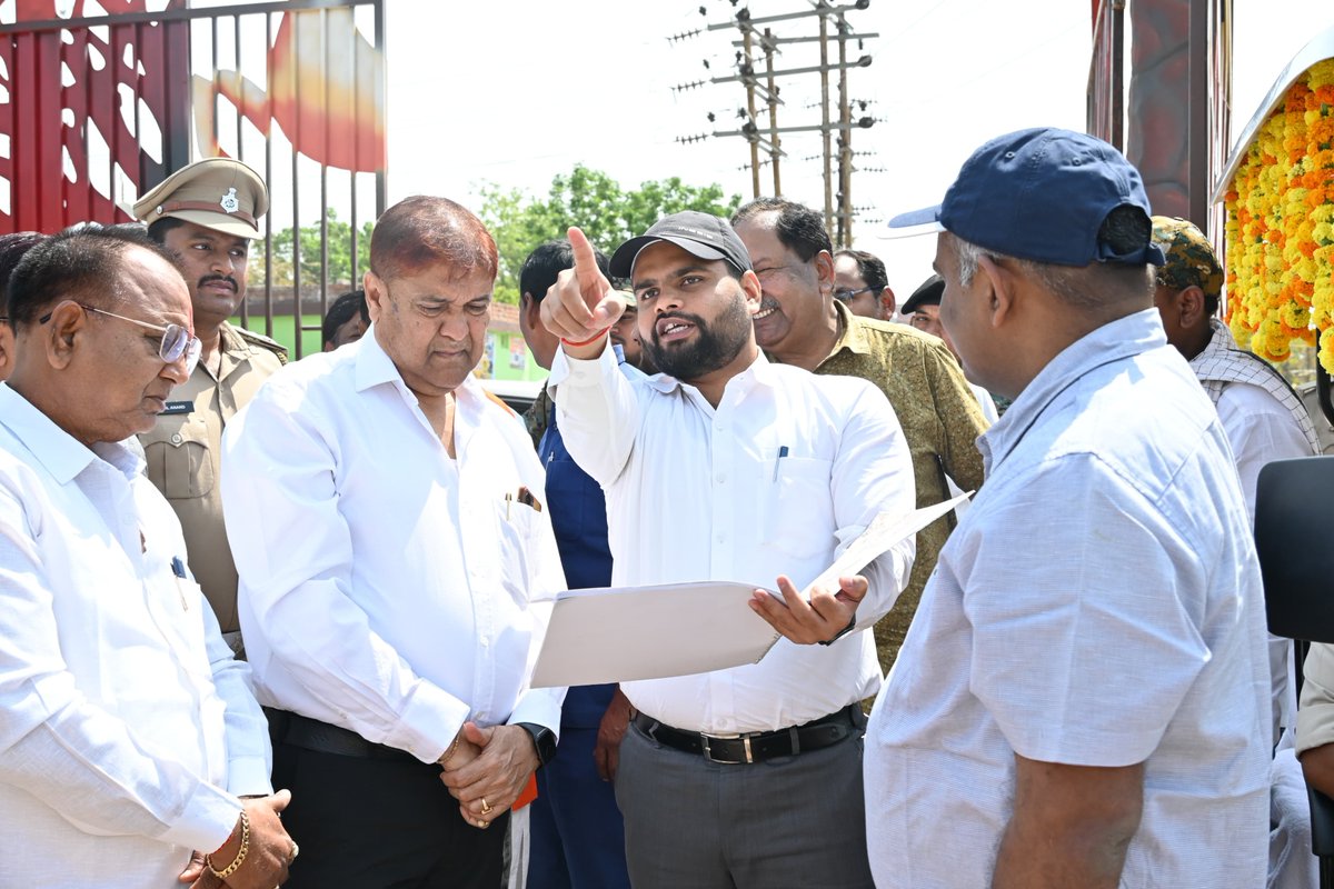 DEFCCOfficial's tweet photo. करमचट डैम में दो नई नौकाओं का लोकार्पण कर बोटिंग की शुरुआत भी की गई। इस कार्यक्रम में भभुआ के माननीय विधायक श्री भरत बिंद, वन्यप्राणी अंचल के वन संरक्षक श्री सत्यजीत कुमार, एवं वन प्रमंडल पदाधिकारी चंचल प्रकाशम सहित कई वरिष्ठ अधिकारी उपस्थित रहे। 1/5 @drsunilmla @DFOkaimur https://t.co/OzuEyJTMGx