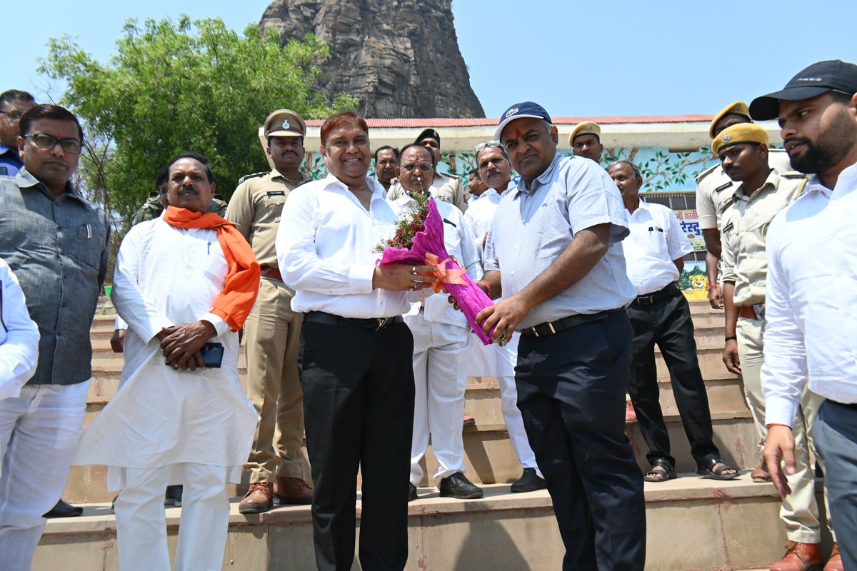 DEFCCOfficial's tweet photo. करमचट डैम में दो नई नौकाओं का लोकार्पण कर बोटिंग की शुरुआत भी की गई। इस कार्यक्रम में भभुआ के माननीय विधायक श्री भरत बिंद, वन्यप्राणी अंचल के वन संरक्षक श्री सत्यजीत कुमार, एवं वन प्रमंडल पदाधिकारी चंचल प्रकाशम सहित कई वरिष्ठ अधिकारी उपस्थित रहे। 1/5 @drsunilmla @DFOkaimur https://t.co/OzuEyJTMGx
