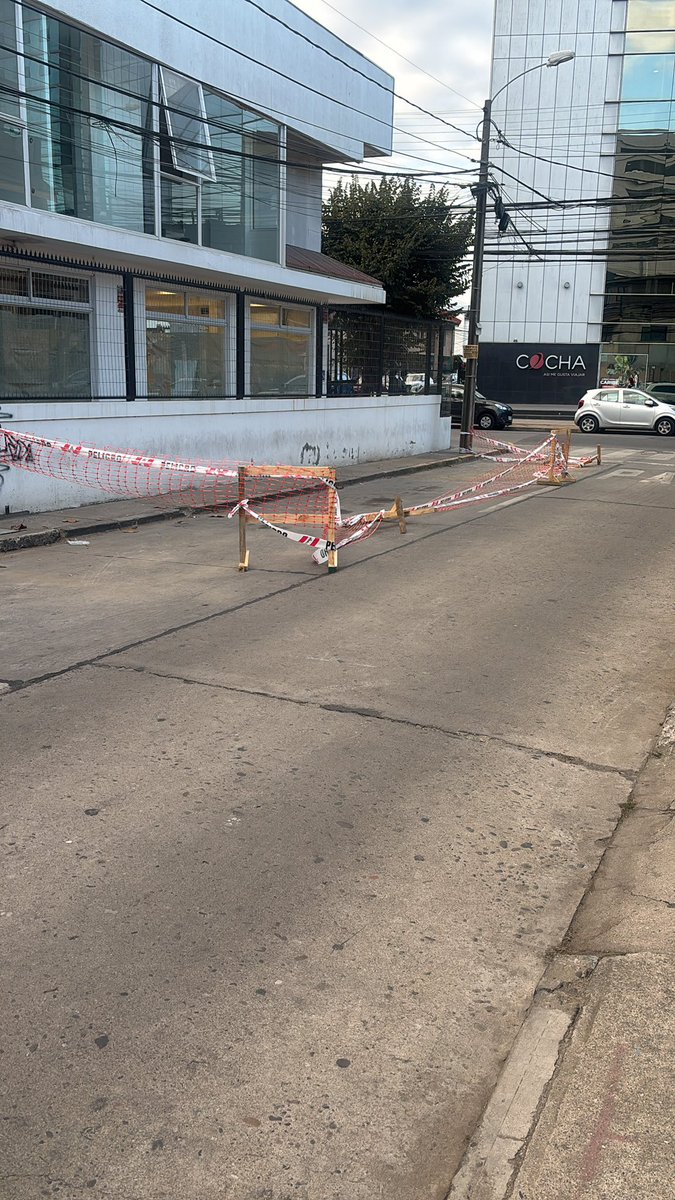 KARY_85's tweet photo. @_ESVAL Vez número 11 que rompen la misma calle para reparar en 1 año . Luego agua sucia, piedras en la cañerías y baja presión ! Es en serio que no tienen equipos que hagan bien su trabajo a la primera ??? Solo causan molestias cortes de agua , entregan un mal servicio y cobran como na https://t.co/s71OxCK7pW