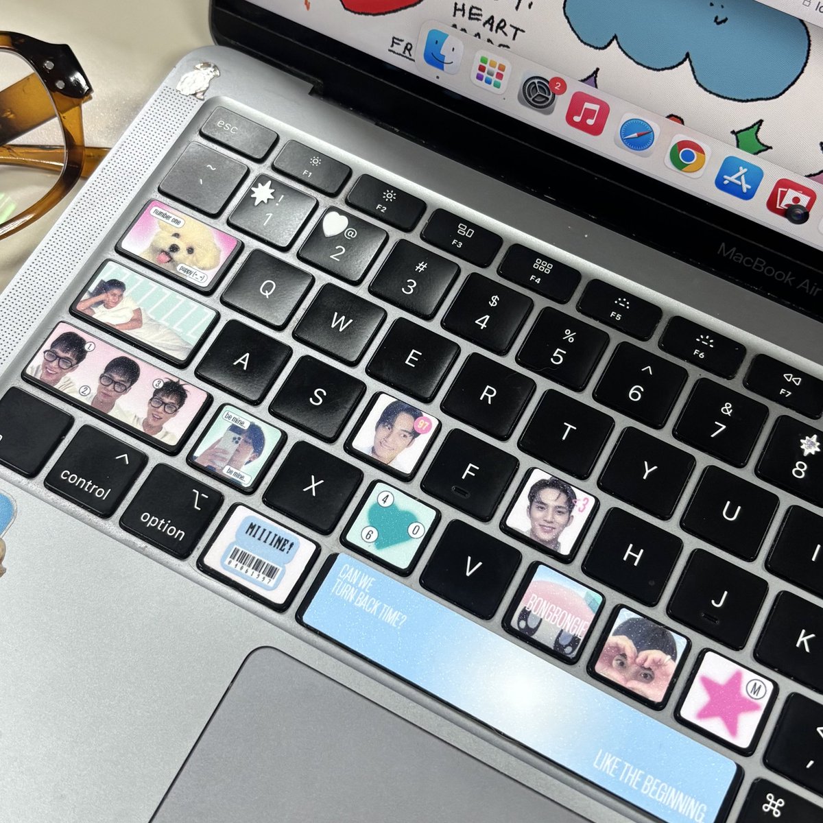 dokiemania's tweet photo. stick stick :9 🍎🧤👛 https://t.co/J1hcm6Xd6a