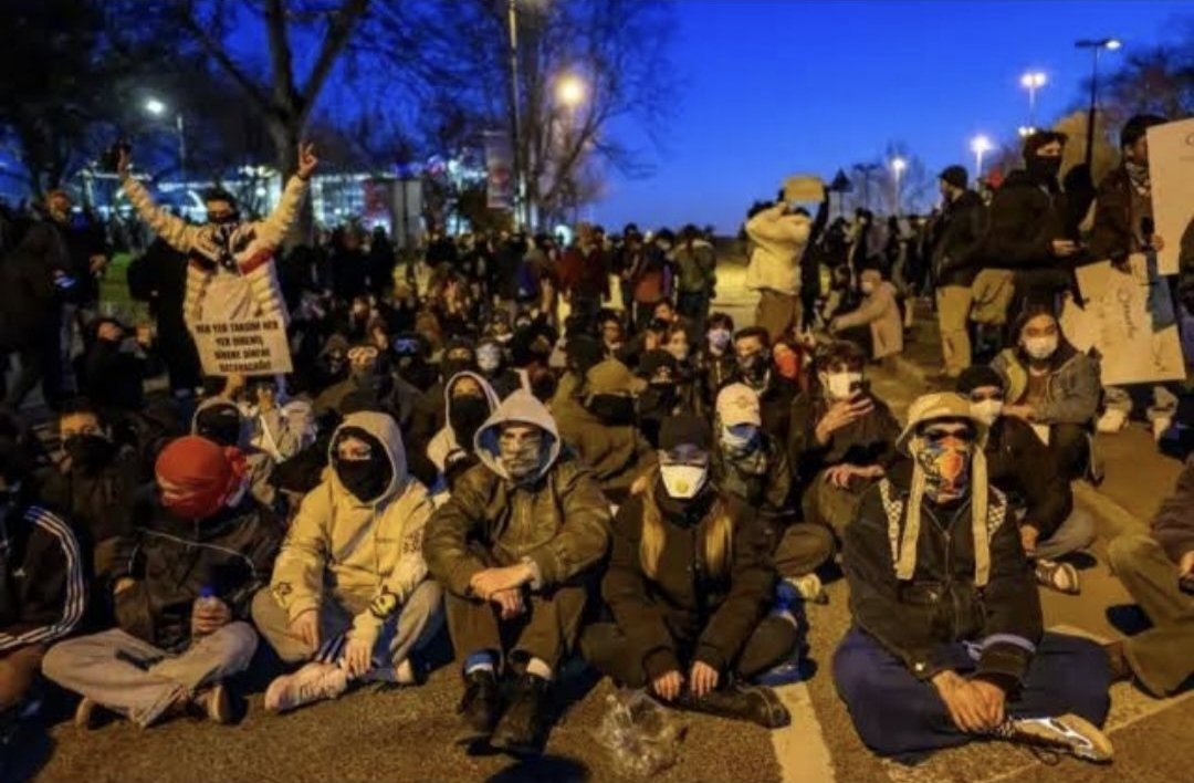 📣Dün tutuklu 131 arkadaşımızın tahliyesinden sonra, bugün 59 arkadaşımız daha tahliye edildi. 

Hiçbir arkadaşımızı faşizmin zindanlarında bırakmayacak, hepsini alıp güçlenerek mücadeleyi sürdüreceğiz!

Zindanlar Yıkılsın Tutsaklara Özgürlük!