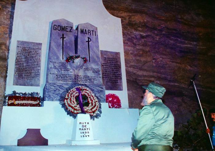 ¿Qué profunda conexión llevó a #Fidel el 11 de abril de 1995, hasta "la playita, al pie de Cajobabo", por donde desembarcaron Martí y Gómez 100 años antes? Nuestra historia está llena de esos misteriosos enlaces que nos convocan otra vez a Playita de Cajobabo. Aquí estamos hoy.