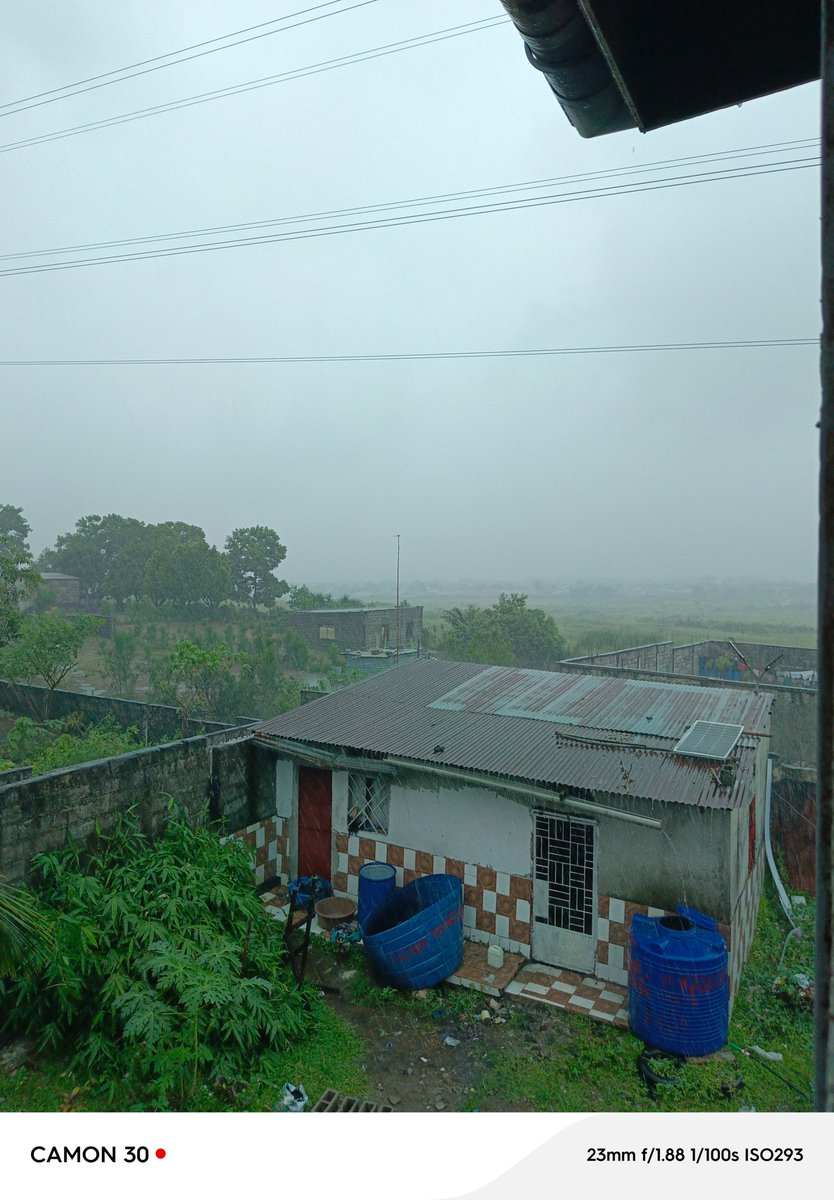 KabongoAlain's tweet photo. Nouvelle pluie en ce moment à Kinshasa : croisons les doigts sinon l'ex-Leopoldville risque d'avoir encore les pieds dans l'eau https://t.co/gcSeIpO16H
