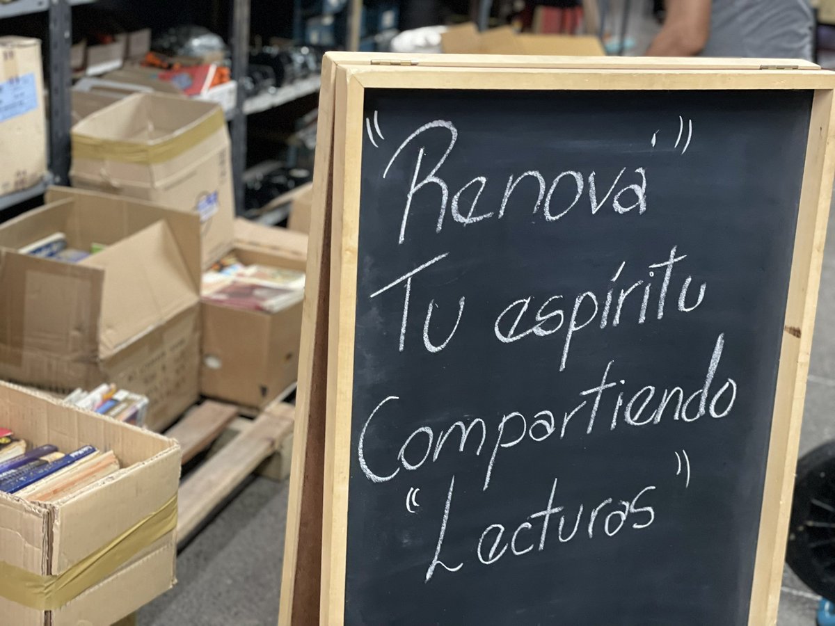 anycatella's tweet photo. Elegí tu libro y llevátelo gratis. Pasá por Avda Colón 111 - Tucumán y Retirá tu libro de la vereda. https://t.co/cyIR22FQf8