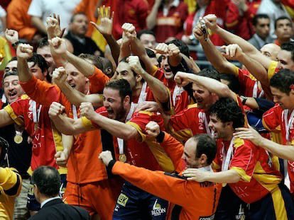 ⚠️ No fue fútbol.
⚠️ No fue baloncesto.

Pero fue uno de los mayores espectáculos deportivos.

Este es el hilo de la final del Mundial de Balonmano 2005, cuando España tocó el cielo y no tuvo la repercusión que esperamos. #hispanos 🔥