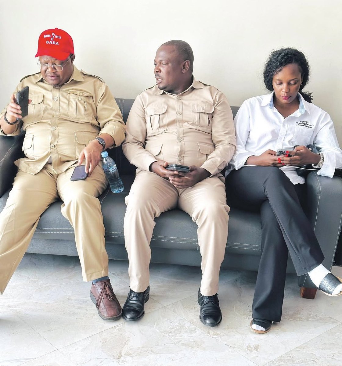 AishaSMadoga's tweet photo. Kushikiliwa kwa Mwenyekiti wetu hakutorudisha nyuma mapambano haya ya  kudai HAKI bali ni kutupa hasira ya kuendelea kwa nguvu. Hofu na uongo wa watawala ndio unazaa uonevu. Tutasimama imara na kuendelea na vuguvugu hili la kudai Reforms. #NoReformsNoElection #FreeTunduLissu https://t.co/0CT9EcEffv