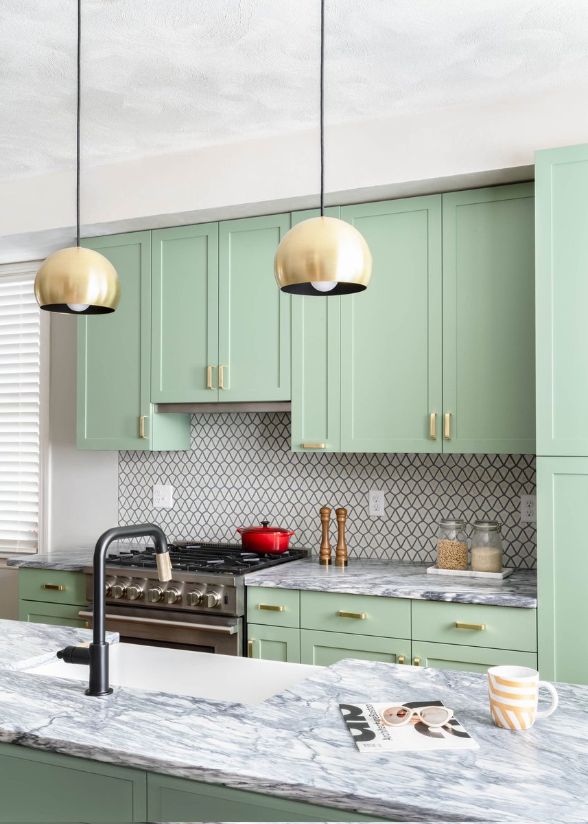 mwmoedinger's tweet image. Let&apos;s talk design...modern design!

Many people are afraid of &quot;modern&quot; bc they think it&apos;s cold, lacks personality, isn&apos;t creative, etc.

But they&apos;re missing out, and also misunderstanding what &quot;modern&quot; really means!

Let&apos;s look at some examples (all from my own projects) 👇👇