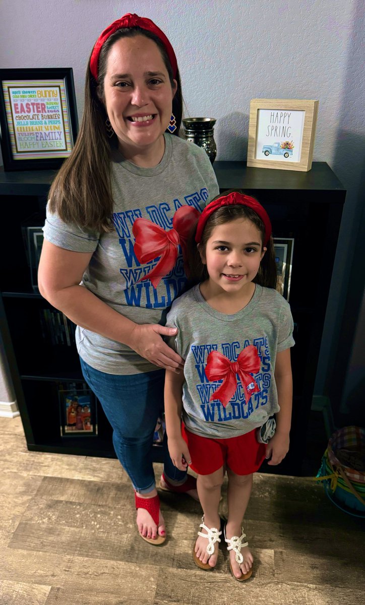 MrsCoachNance's tweet photo. Twinning with my best girl! 🥰 #twinsies #mybestgirl #mommasminime #nancegirls #wildcatfriday https://t.co/F3BTjdnx7g