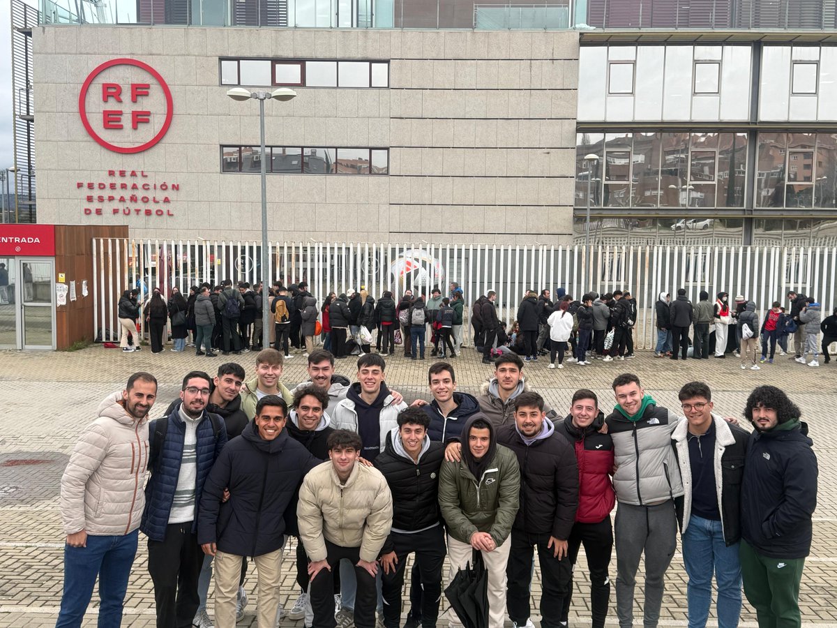 fcd_uex's tweet photo. El 17 de marzo, los estudiantes de Especialización Deportiva en Fútbol visitaron la Ciudad Deportiva de Las Rozas, donde asistieron a un entrenamiento de la Selección Española Absoluta y Sub-21 🇪🇸.
¡Gracias a la @rfef, y en especial a Carlos y Antonio, por la hospitalidad! https://t.co/BsHstuLqS2