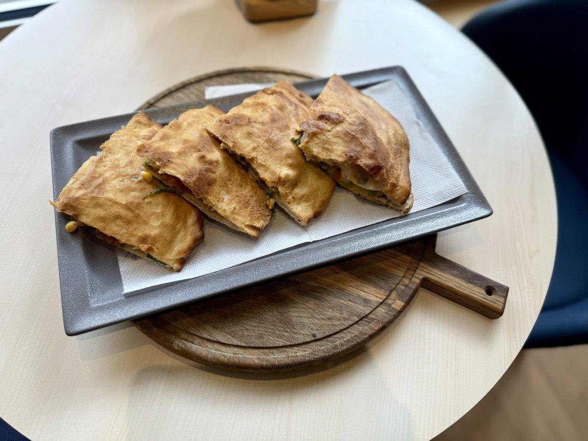 PiattoSarajevo's tweet photo. Hrskavo. Sočno. Savršeno.
Predstavljamo vam našu novu Quesadillu – spoj latino šarma i Piatto kvalitete!
Punjenje od pilećih fileta, svježe salate i posebnog dressinga**, u zapečenoj tortilji koja puca pod prstima!

🌯🔥🥗🐔🧄 https://t.co/QF5pi3kAd6