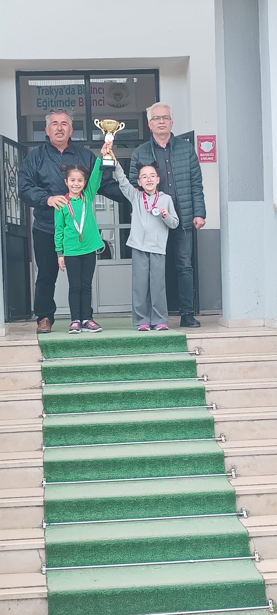 EmlakErgene's tweet photo. Biz Eğitimin Her Alanda Lideriz.
Tekirdağ İli okullar arası Jimnastik Yarışmasında 2/A sınıfı Buse VARLIK ve 1/E sınıfı Ayşe Ceren ÇAY'dan oluşan Okul Ritmik Jimnastik Takımımız İl https://t.co/TgLMEvPiTP olmuştur.
👏👏👏
@drazizyeniyol
@Murat_Eren @AhmetUzgun @hete61 @CorluMem https://t.co/p2Q9uC60UO