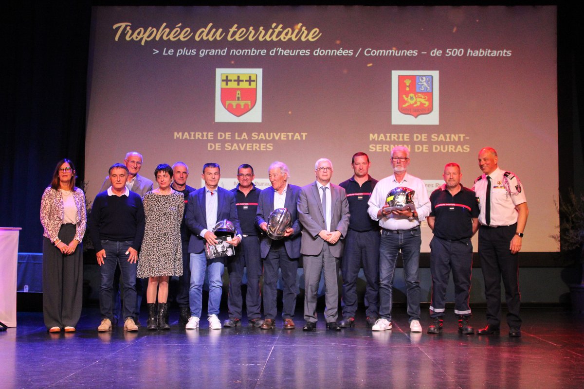 sdis47's tweet photo. #Volontariat 📸 Retour sur la #CérémoniePhoenix organisée par le @SDIS47 pour valoriser les employeurs engagés du #LotetGaronne qui soutiennent leurs #SPV en les conventionnant !
🏆 Trophées, élus, chefs d’entreprise, #pompiers : une soirée réussie sous le signe de l’engagement. https://t.co/h9EiDzaY79
