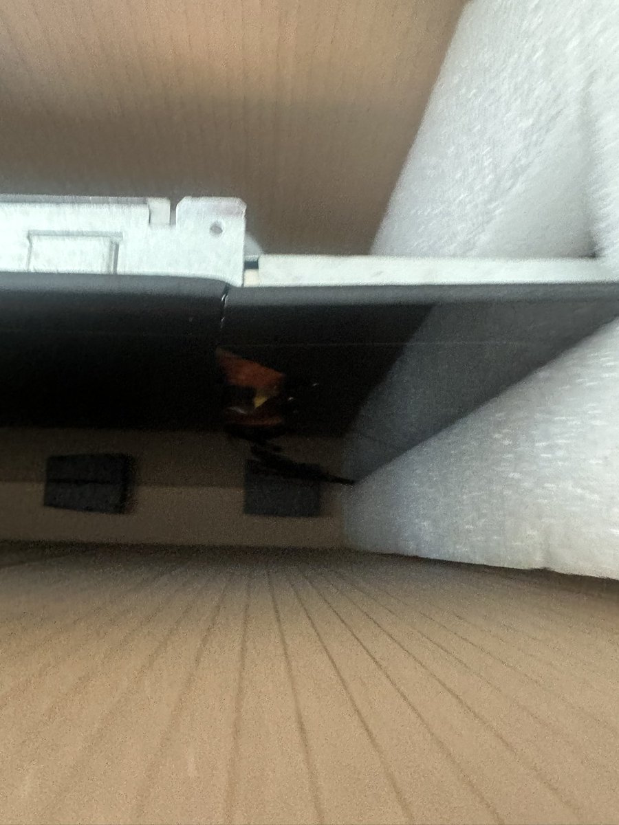 LordAlabaster's tweet photo. @BuyItDirectHR  This is the state that the hob I ordered from u turned up in. Broken in 2 &amp; woefully unprotected in the packaging. 2 add insult 2 injury I’ve wasted a further hr getting nowhere with ur cust. services bot. I need a replacement hob quickly, can u DM me 2 sort ASAP https://t.co/D0xatIyHil