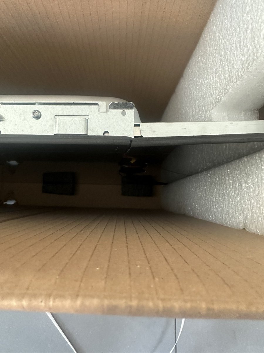 LordAlabaster's tweet photo. @BuyItDirectHR  This is the state that the hob I ordered from u turned up in. Broken in 2 &amp; woefully unprotected in the packaging. 2 add insult 2 injury I’ve wasted a further hr getting nowhere with ur cust. services bot. I need a replacement hob quickly, can u DM me 2 sort ASAP https://t.co/D0xatIyHil