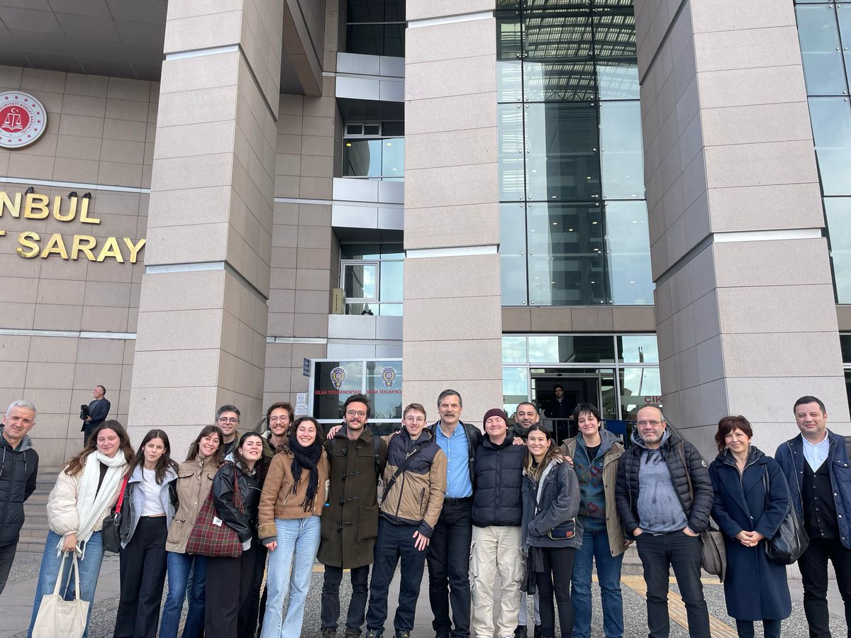 Dün Gülhane’de hukuksuzca gözaltına alınan tüm genç kardeşlerimizi aldık. Sağ salim evlerine, arkadaşlarının yanına ve mücadeleye dönecekler. Tutuklu gençler özgürlüğüne kavuşana kadar durmayacağız. 

Size verecek bir tane bile gencimiz yok. Ama gençlerin memleketi kanunsuzlardan