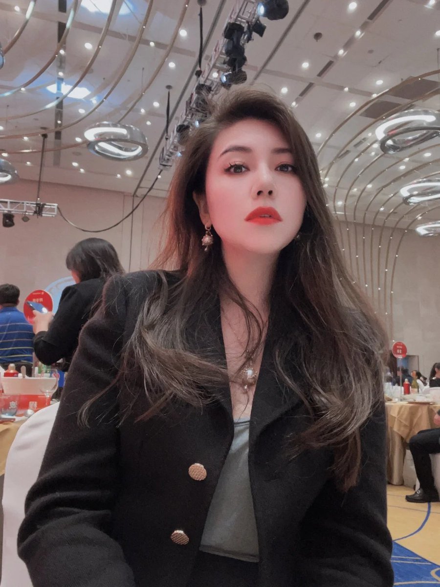 Poonam24129's tweet photo. 晚会结束了，又回到了一个人的夜晚。 https://t.co/1SdqSY9u8I