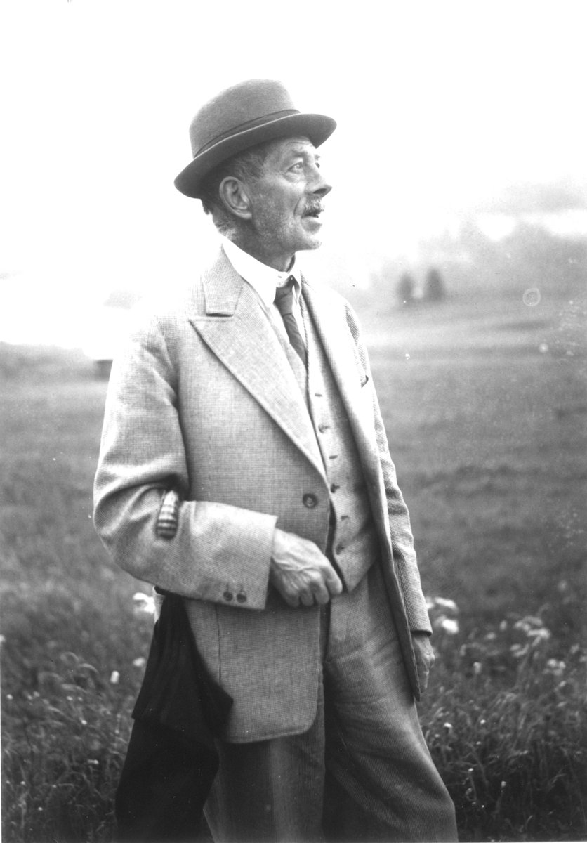 #TalDíaComoHoy de 1878 nació en Biel (Suiza) Robert Walser, escritor imprescindible en lengua alemana. Con sus obras criticó con dureza e inteligencia a la sociedad de su época, y demostró una espontaneidad que ha dejado gran huella en la Literatura.

Descúbrelo aquí 👉