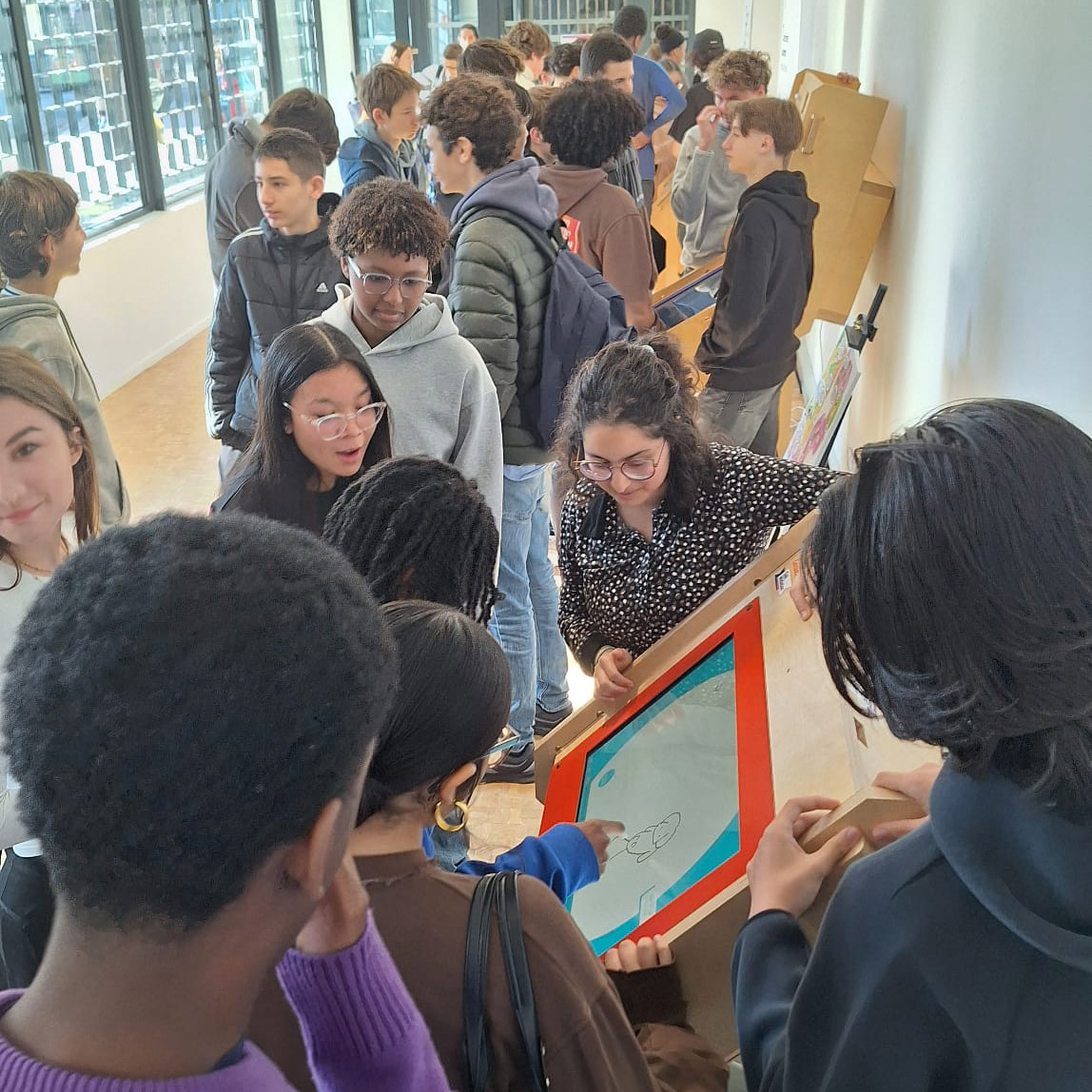 🚀 #Chiche ! | Espace jeux, avec nos démos pédagogiques pour les lycéen·nes : le Pixelomaton, l’Encodateur et l’Apprenti illustrateur. Tout pour comprendre les #pixels, la #programmation et l’#IA grâce aux explications de Dounia M’foukh, Corbinian Schlosser et Bastien Michel 🙌.