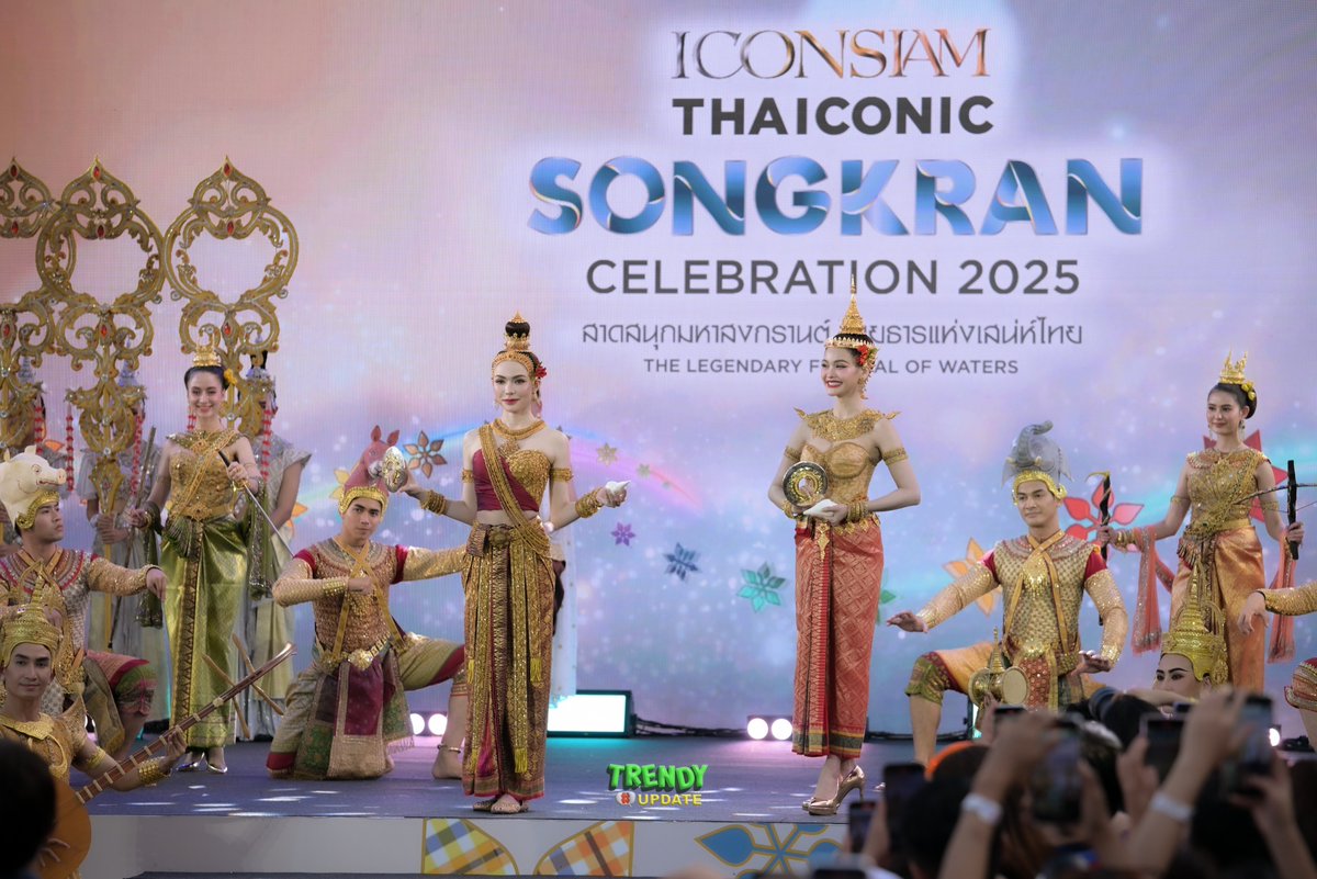 TrendyUpdate_th's tweet photo. "อิงฟ้า-ชาล็อต" ร่วมเปิดเวทีวันที่ 2 ในงาน  ICONSIAM THAICONIC SONGKRAN CELEBRATION 2025 ✨💦

ENGLOT SONGKRAN ICONSIAM

#ENGLOTxICONSIAM
#สงกรานต์ที่ไอคอนสยาม
#Englot #อิงล็อต #อิงฟ้าชาล็อต
#อิงฟ้ามหาชน #EngfaWaraha 
#ชาล็อตออสติน #CharlotteAustin 
#ICONSIAMSongkran #ICONSIA https://t.co/SUhl0zXKhD