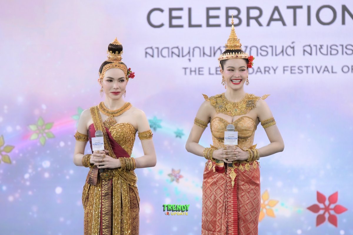 TrendyUpdate_th's tweet photo. "อิงฟ้า-ชาล็อต" ร่วมเปิดเวทีวันที่ 2 ในงาน  ICONSIAM THAICONIC SONGKRAN CELEBRATION 2025 ✨💦

ENGLOT SONGKRAN ICONSIAM

#ENGLOTxICONSIAM
#สงกรานต์ที่ไอคอนสยาม
#Englot #อิงล็อต #อิงฟ้าชาล็อต
#อิงฟ้ามหาชน #EngfaWaraha 
#ชาล็อตออสติน #CharlotteAustin 
#ICONSIAMSongkran #ICONSIA https://t.co/SUhl0zXKhD