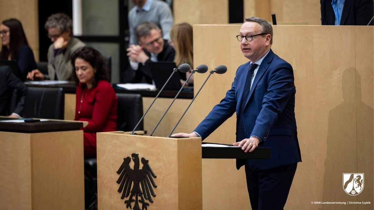 #Vorstoß für härtere #Strafen bei Einsatz von #KOTropfen im <a href="/Bundesrat/">Bundesrat</a>: #NRW stellt eigenen #Gesetzentwurf für erhöhte Mindeststrafe von fünf Jahren bei Raub und Vergewaltigung unter Verwendung von K.O.-Tropfen vor. Der Gesetzentwurf wird jetzt im #Rechtsausschuss beraten.