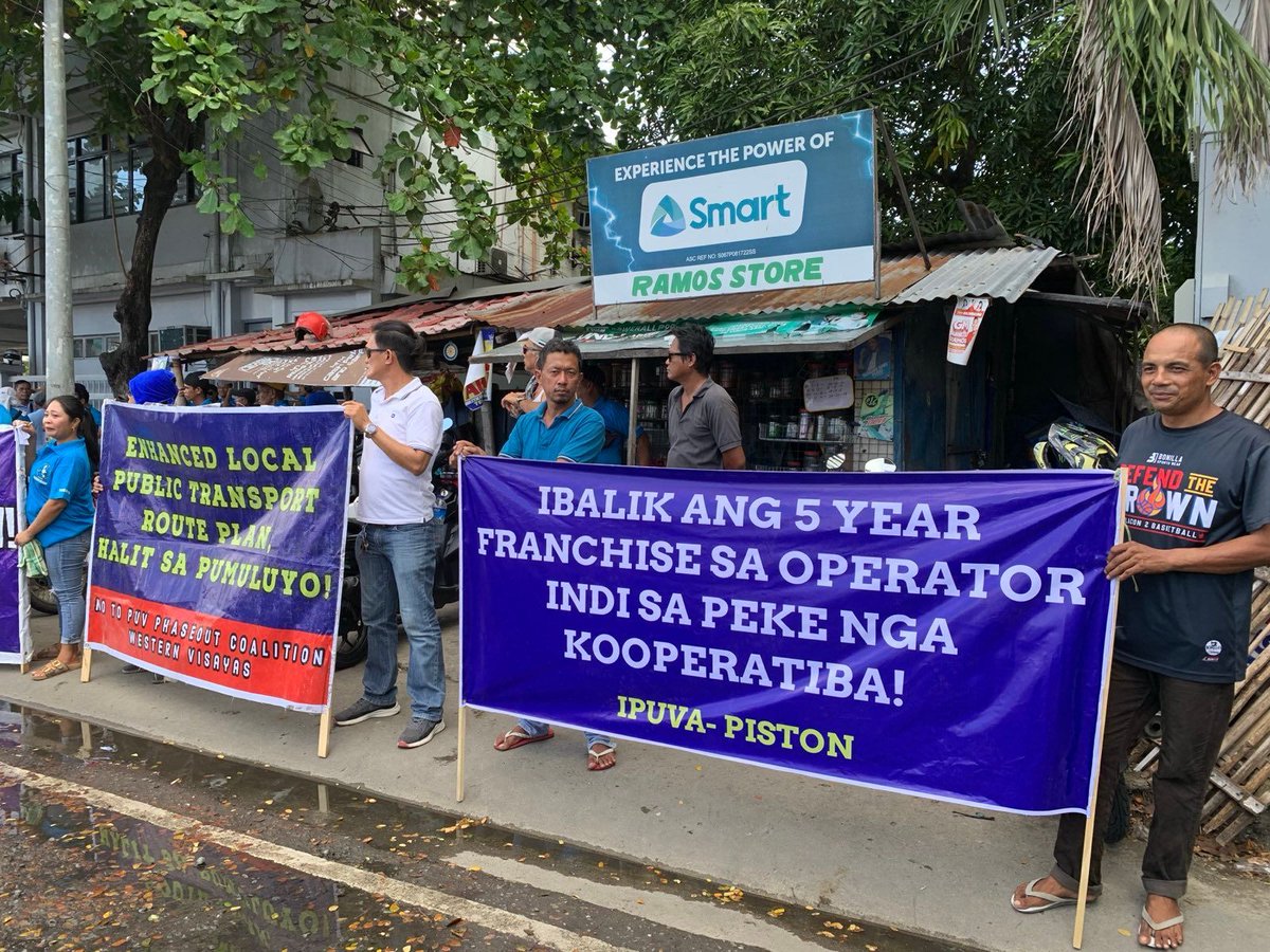 pistonph's tweet photo. ILOILO CITY—Led by PISTON-Panay, drivers, operators, and commuters braved the scorching heat today to stage a protest outside the LTFRB Region 6 office.

They demand swift action from DOTr Sec. Vince Dizon on renewing registrations for unconsolidated jeepneys, restoring the five-year validity of franchises, and investigating corrupt cooperatives in the region.

THE FIGHT CONTINUES! ✊