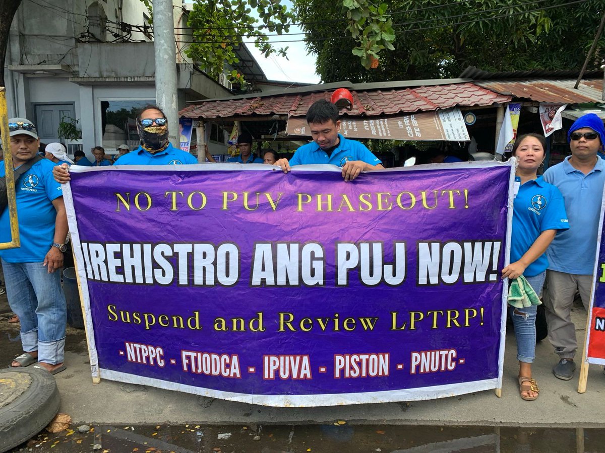 pistonph's tweet photo. ILOILO CITY—Led by PISTON-Panay, drivers, operators, and commuters braved the scorching heat today to stage a protest outside the LTFRB Region 6 office.

They demand swift action from DOTr Sec. Vince Dizon on renewing registrations for unconsolidated jeepneys, restoring the five-year validity of franchises, and investigating corrupt cooperatives in the region.

THE FIGHT CONTINUES! ✊