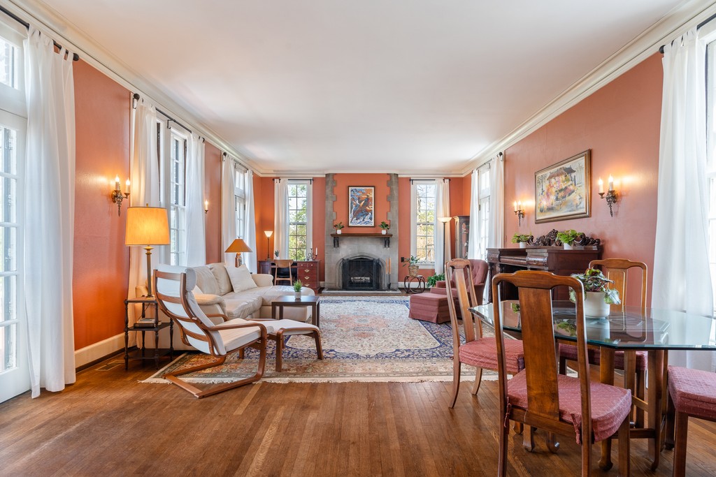 homebham's tweet photo. NEW LISTING in Glen Iris Park!⁠ 

The historic Dow-Holberg House is a 3 bed/2.5 bath gem on nearly an acre in one of Birmingham’s most prestigious neighborhoods. Includes a 2 bed/1 bath carriage house. Schedule a showing today!
⁠
$699,000⁠ 

Jamie Verell Goff 
📱205.296.2323 https://t.co/PaelWehBfP